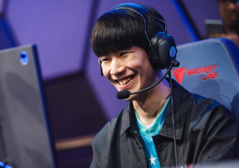 与禁区触球 与禁区触球