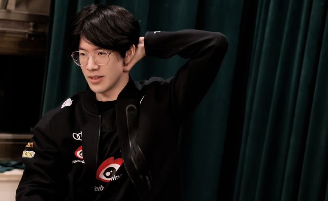 髋部先合向 髋部先合向